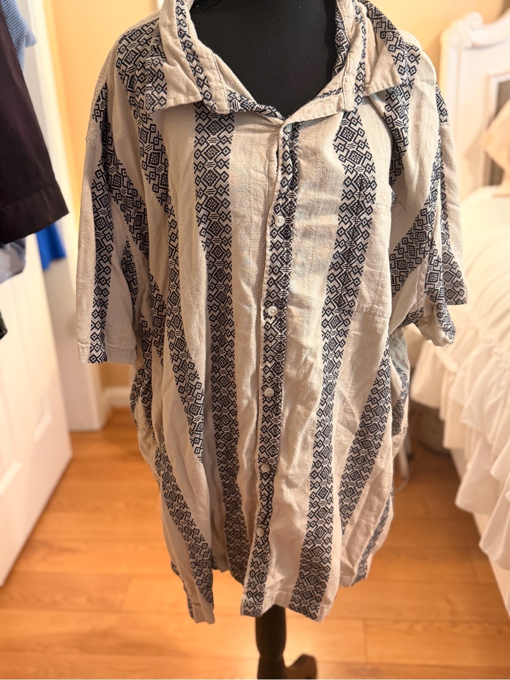 Casual Beige Short-Sleeve Button-Down Shirt with Navy Stripe Pattern